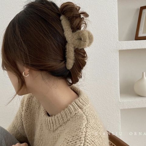 ベージュのファーヘアクリップ