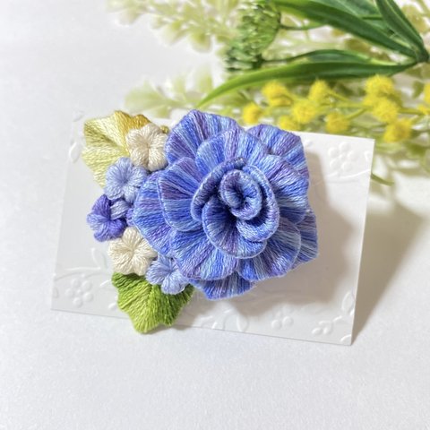 薔薇と小花の刺繍ブローチ  立体刺繍  ブルー系