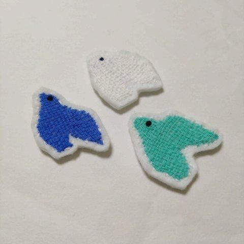 羽ばたく鳥のワッペンorブローチ　ダーニング刺繍