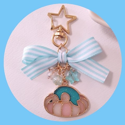 浮き輪でプカプカ♡眠たいペンギンさんのうたた寝キーホルダー　水色　海　夏　寝る　レジンアクセサリー