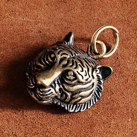 真鍮 キーホルダー（トラ）虎 タイガー 動物 チャーム ペンダント トップ キーリング 二重カン ブラス 真鍮無垢 雑貨 縁起物 金属 干支
