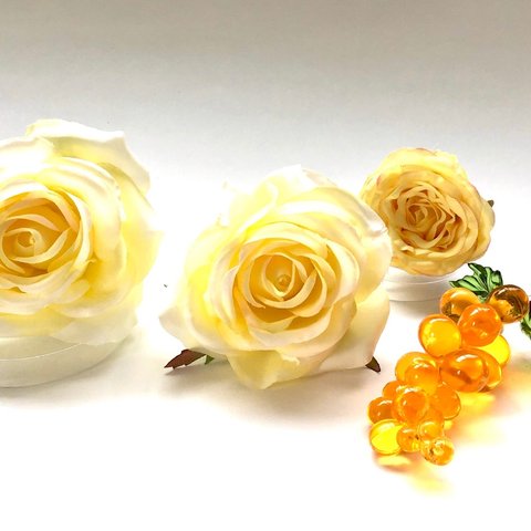 造花の黄色い薔薇の髪飾りです。
