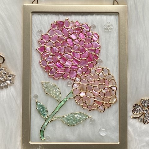 シェルアートフレームꕤ  ピンク系フラワー ゴールドフレーム　　ꕤ天然貝　ステンドグラス風　紫陽花