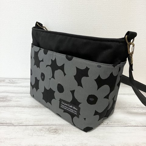 ポケットいっぱい　整理整頓できる　✴︎ファスナー付き　ショルダーバッグ✴︎flower gray