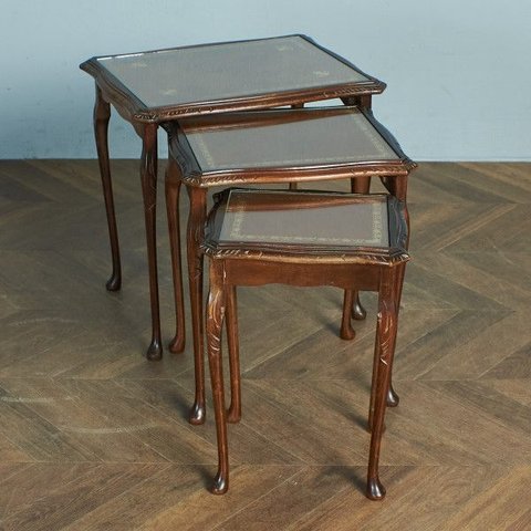[送料無料][80250]英国 クラシック ガラストップ ネストテーブル ブナ 猫脚 サイドテーブル ローテーブル 3連 飾り台 イギリス オケージョナル