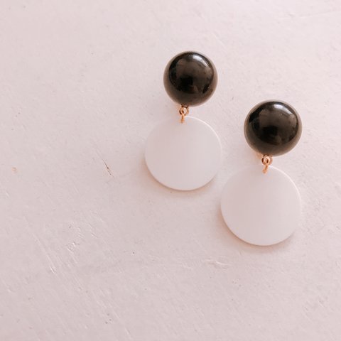 monotone color circle 'black × white'