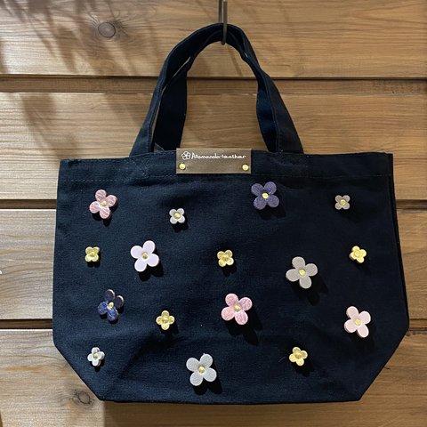 【SALE 価格￥3,510→￥2,200】ランチトートバッグS（No.814)バッグ色ブラック 花色パープルピンク)