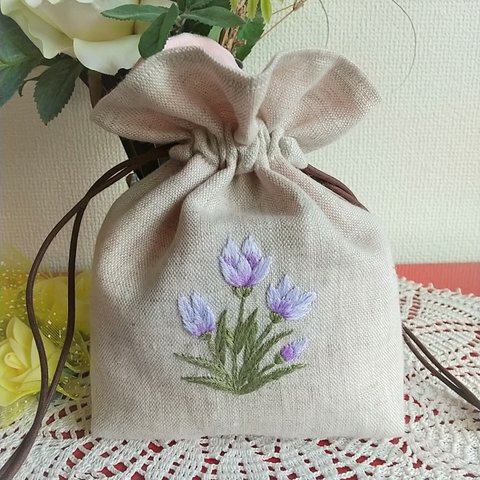 リネン　刺繡入り巾着ポーチ　クロッカス