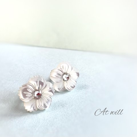 毎日のお洒落に♪小さなお花のシェルピアス/金属アレルギー対応ピアス（FDAピアス）