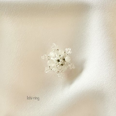 雪の結晶のビーズブローチ ✴︎ ムーンストーンの六花