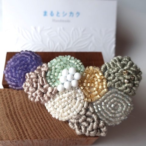 ブローチ 【芽吹き】ビーズ 刺繍