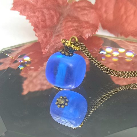 [N-132] アンティーク調☆キューブ磨りガラス玉・ネックレス ～青