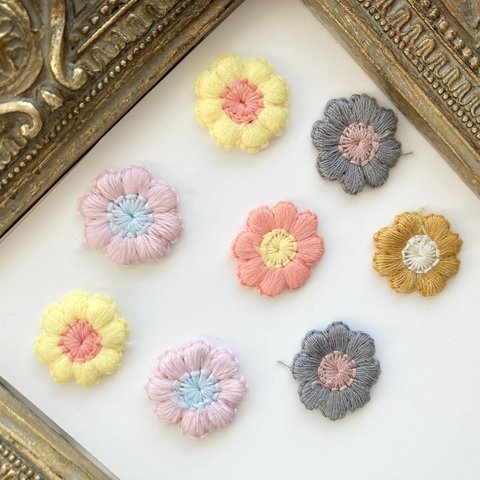 再入荷【5個♡お選びください⭐️組み合わせ自由20mm】5色お花の刺繍♡クリスマスにも♡ピアスや小物やアクセサリー作りにも♡5個セット