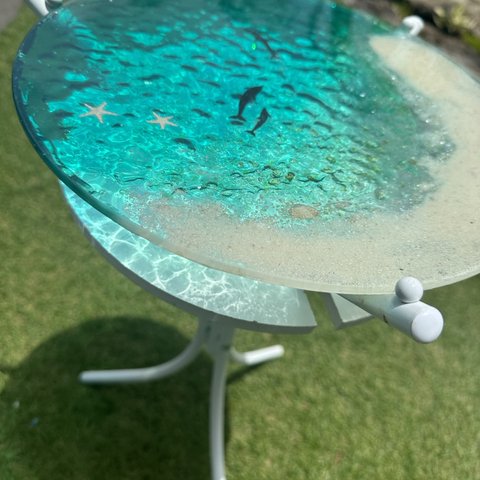 新作　ペイズリーホワイトビーチ ターコイズブルーの　イルカの親子 ガラスガラスサイドテーブル丸 〜Minamo〜　table  Sea