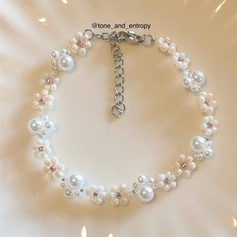 パールを散りばめたビーズブレスレット（パールオフホワイト） / Pearl and beaded flowers bracelet