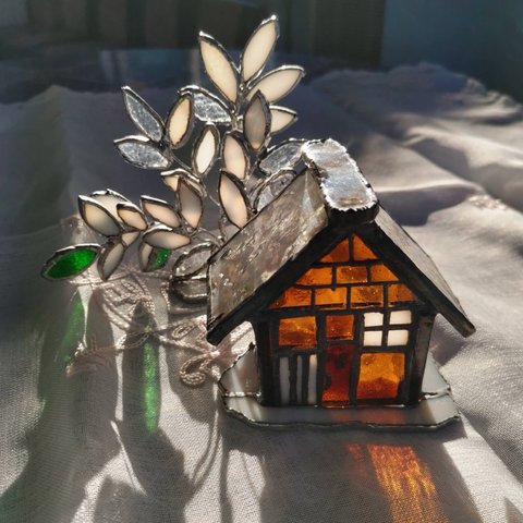 新作ステンドグラス　日本の冬ほっこり田舎茅葺き屋根に積もる雪と木