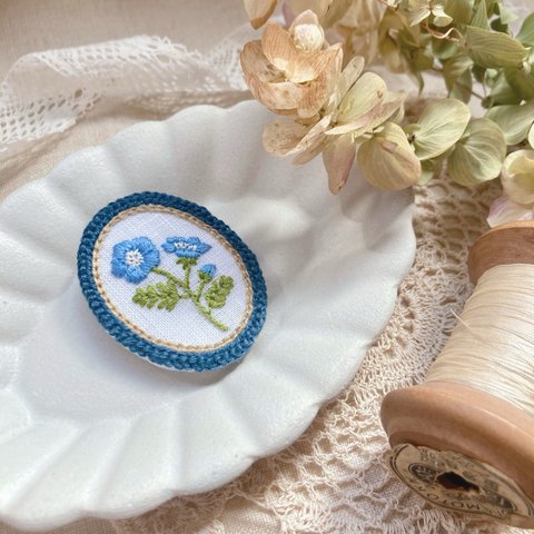 ⚘5月の草花⚘ネモフィラの刺繍ブローチ