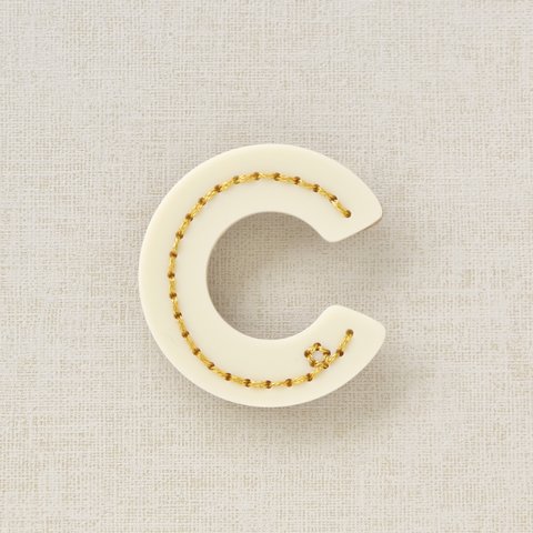 アルファベットのアクリルブローチ【C】