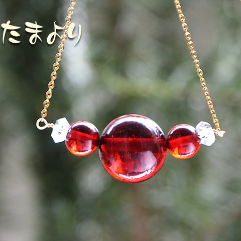 大きな赤い琥珀のネックレス
