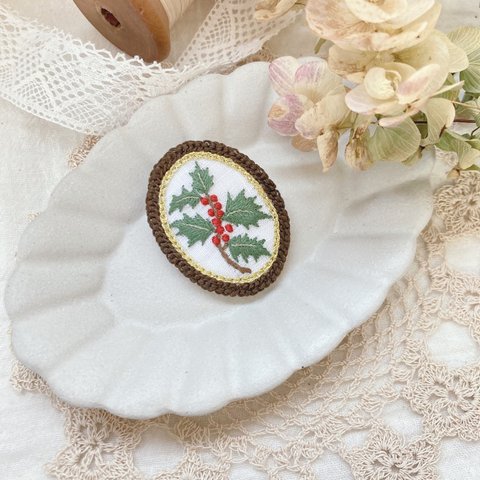 ⚘12月の樹木⚘ヒイラギの刺繍ブローチ