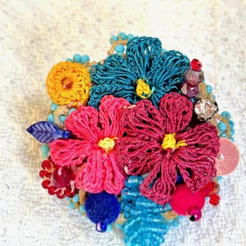 oya刺繍ブローチ　トルコ　地中海ブルーとピンクのお花たち　1点もの　2222　