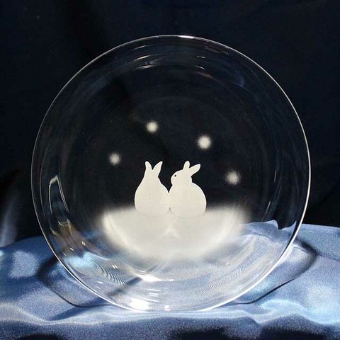 【雪のうさぎたち ２羽】うさぎモチーフのガラス小皿 ★名入れ加工対応品（有料）
