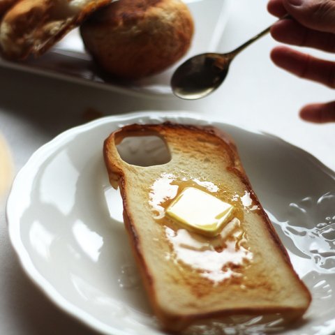 2か月待ち〈iPhone13スマホケース〉妖精のバタートースト