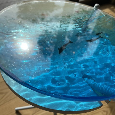 729saecha様専用　　ホワイトビーチ イルカの親子 ガラスガラスサイドテーブル丸 〜Minamo〜