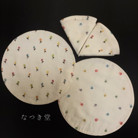 【送料無料】幸せの丸いハンカチ♡両A面　小花とウサギ