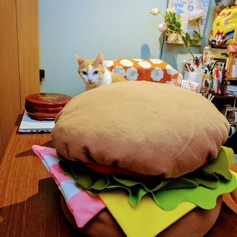 猫の超超超特大ハンバーガーふみふみクッション