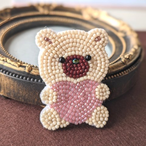 *ハートをもったクマさん No.1* ビーズ刺繍ブローチ