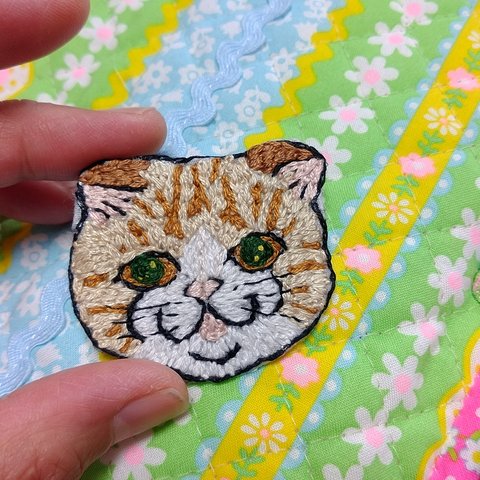 刺繍ブローチ「茶トラ猫♥おめめグリーン」