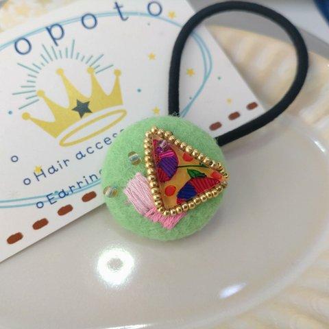 ビーズ刺繍とプラバンモチーフのくるみボタンヘアゴム《金地カラフル花柄／ライムグリーンフェルト》