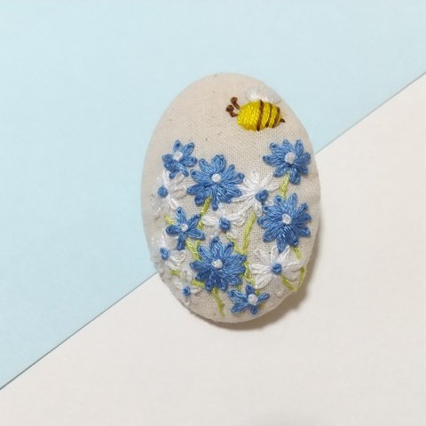 ハチ 青い花畑 刺繍 ブローチ