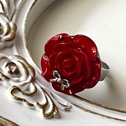 赤い薔薇とリボンのリング　ゴシック　シルバー