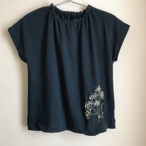 かすみ草刺繍のネイビーカットソー