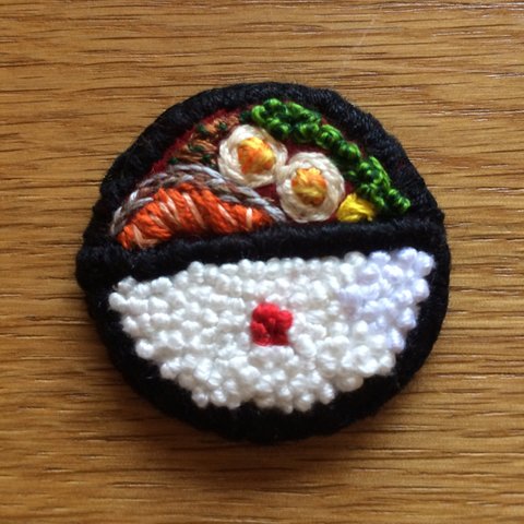 受注制作＊felt地手刺繍    鮭弁当 ブローチ