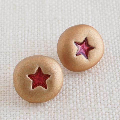 (2個) フランス製 星のボタン 10mm ゴールド 赤 ＊ ピアスパーツ、子ども服、入園