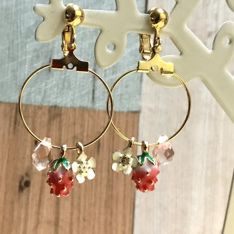 イチゴと花のかわいいフープイヤリング・ピアス。（赤・フラワー）