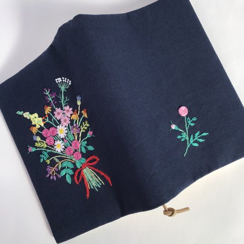 花束の刺繍のブックカバー