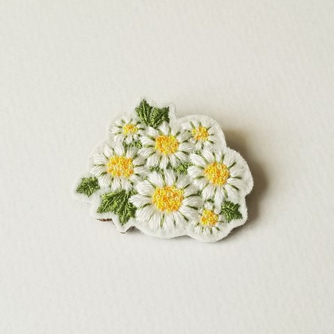 ノースポールの刺繍ブローチ