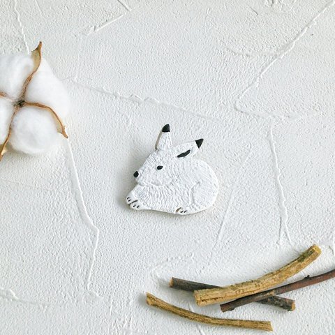 「エゾユキウサギ：北海道に暮らす仲間」陶土ブローチ