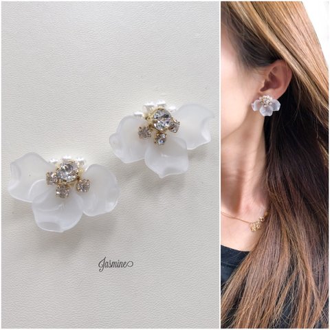 クリスタル×すりガラス風フラワー 花びらピアス