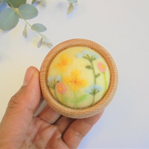 羊毛フエルト刺繍のころりんピンクッションGARDEN(イエロー）