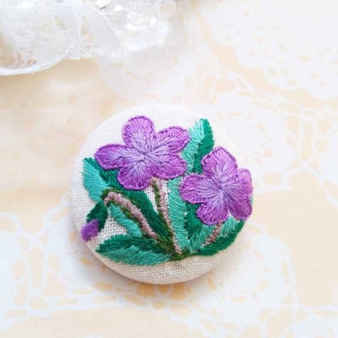 刺繍ミニブローチ◆スミレ◆くるみボタン