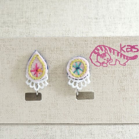 手刺繍イヤリング「春色しずくまる1」