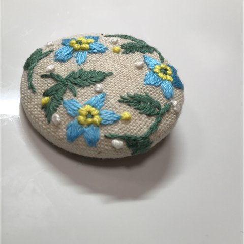 わすれな草 手刺繍 くるみボタンブローチ 38ミリ コットンリネン