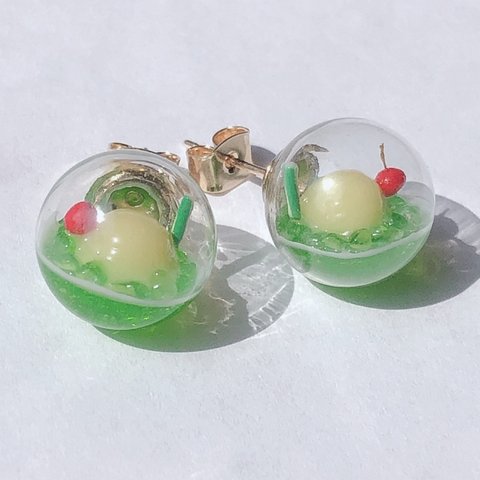 メロンソーダ のガラスドーム ピアス/イヤリング　“クリームソーダ”