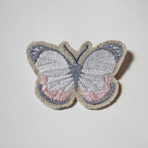 蝶の刺繍ブローチ　No.01