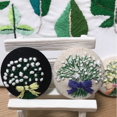 黄色リボン かすみ草 花束 刺繍 ブローチ 